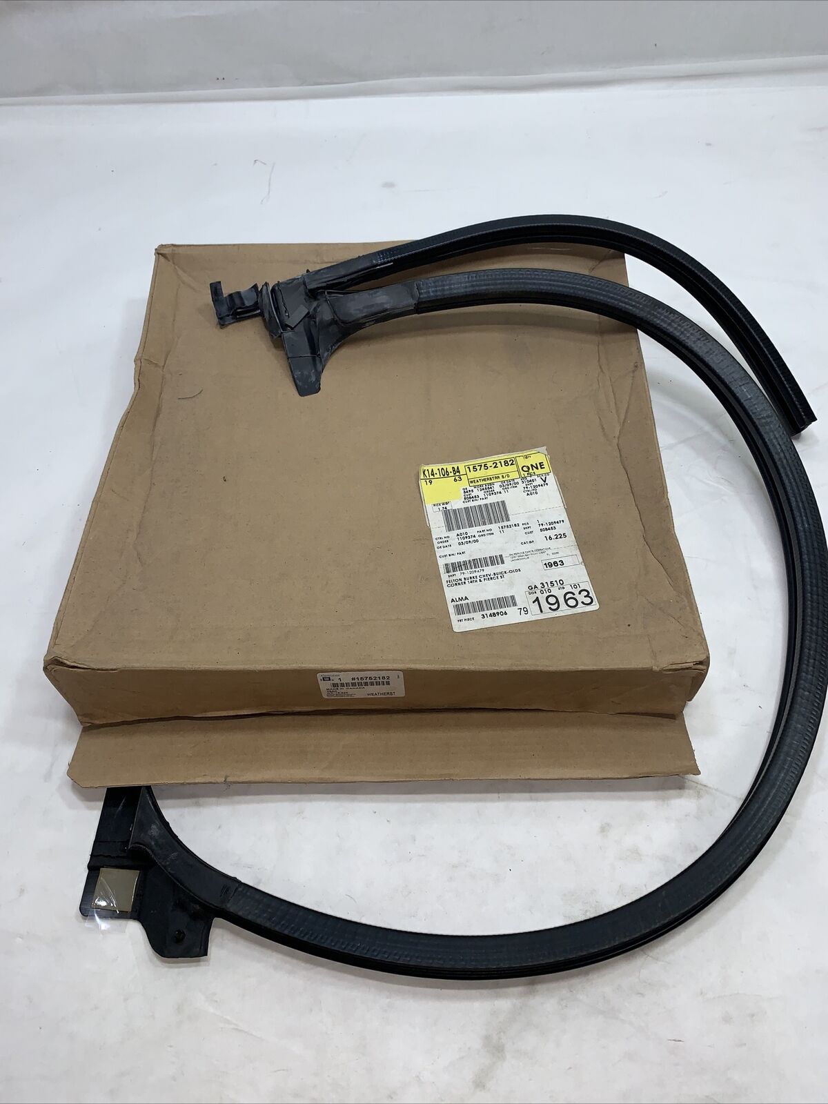 New OEM GM Rear Weatherstrip ASM-RR 15752182