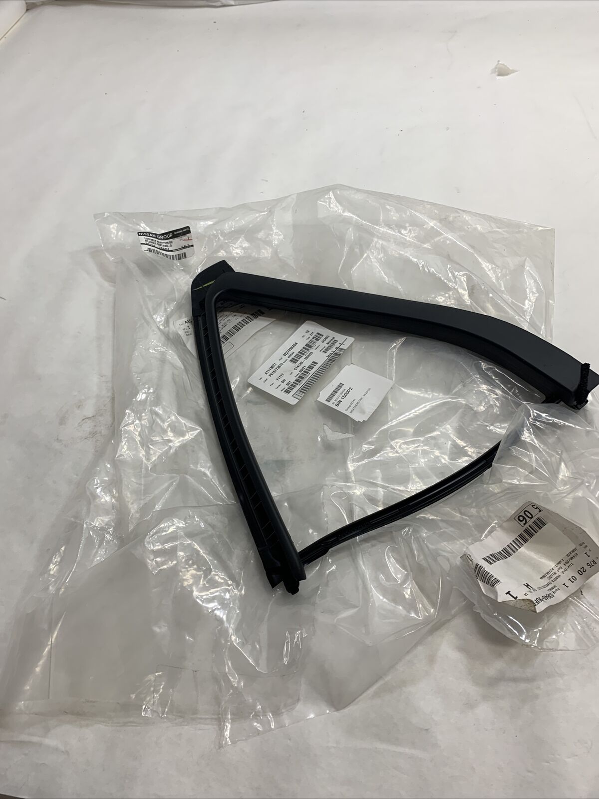 New OEM Nissan/INFINITI Vent Window Weatherstrip 82272-3BA0A