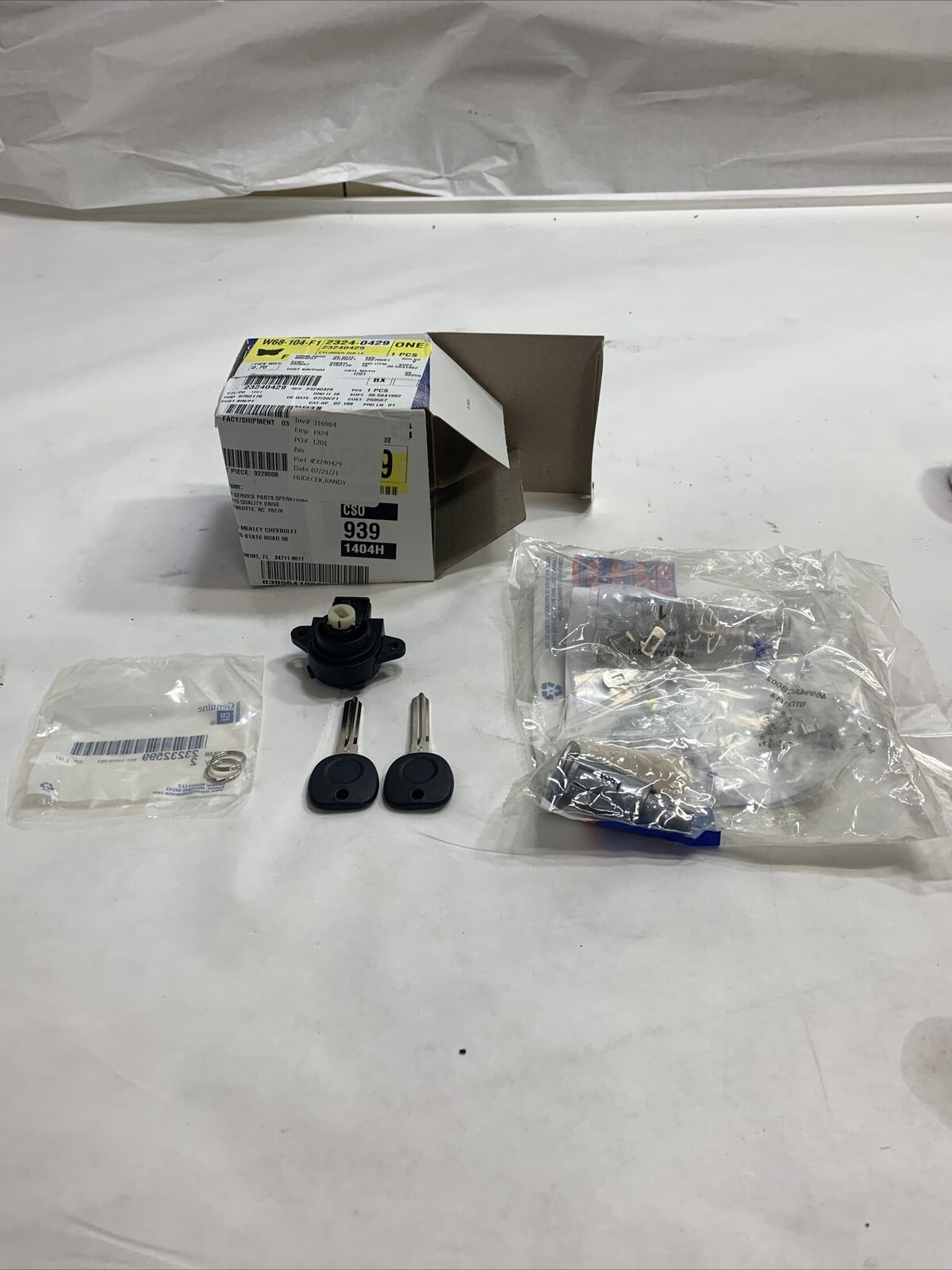 New OEM GM Ignition Lock Cylinder Kit 23240429