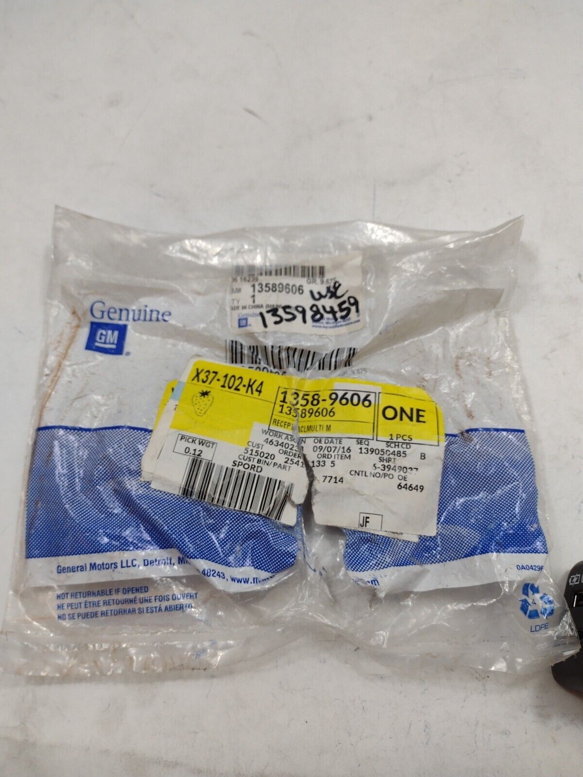 Genuine OEM GM Buick Enclave USB 2-Port Receptacle 2014-2024 13539082