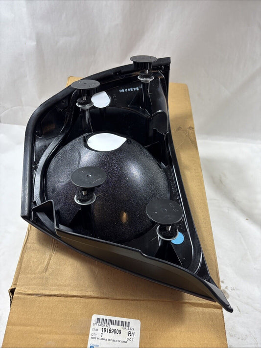 Genuine OEM GM Chevy Impala Tail Lamp Assembly 2000-2004 19169009