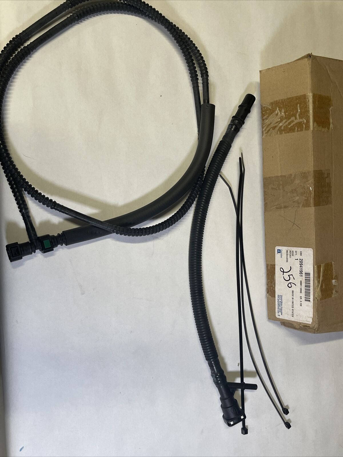 New OEM Genuine General Motors Fuel Tank Filler Vent Hose Assembly 20941961