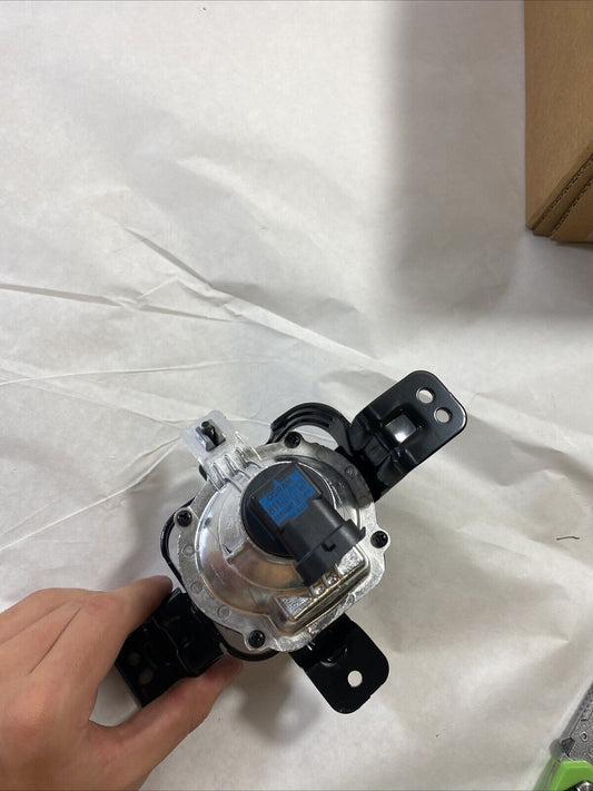 Genuine OEM GM Chevrolet Front Right Passenger Side Fog Light Lamp 94523309