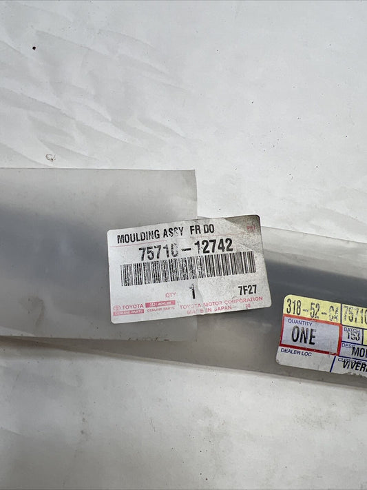 New OEM Genuine Toyota Corolla 2003-2008 Moulding Assembly Belt 7571012742