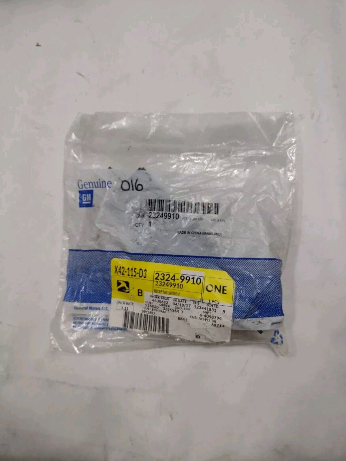 Genuine OEM GM Yukon Audio Player and USB Receptacle 2014-2020 23249910