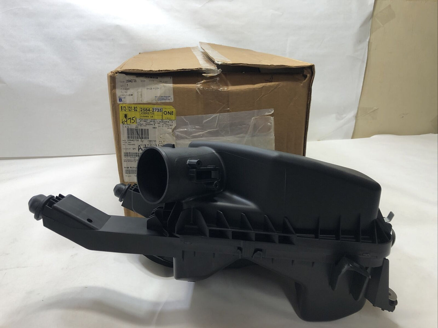 New OEM GM Chevy Malibu Air Cleaner Intake-Filter Box Housing 07-12 25842735