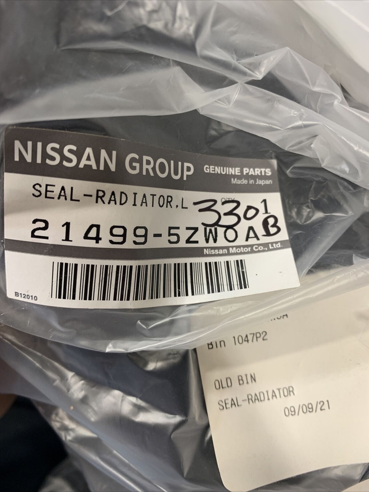 New OEM Genuine Nissan Armada 2017-2020 Radiator Left Upper Side Seal 214995ZW0A