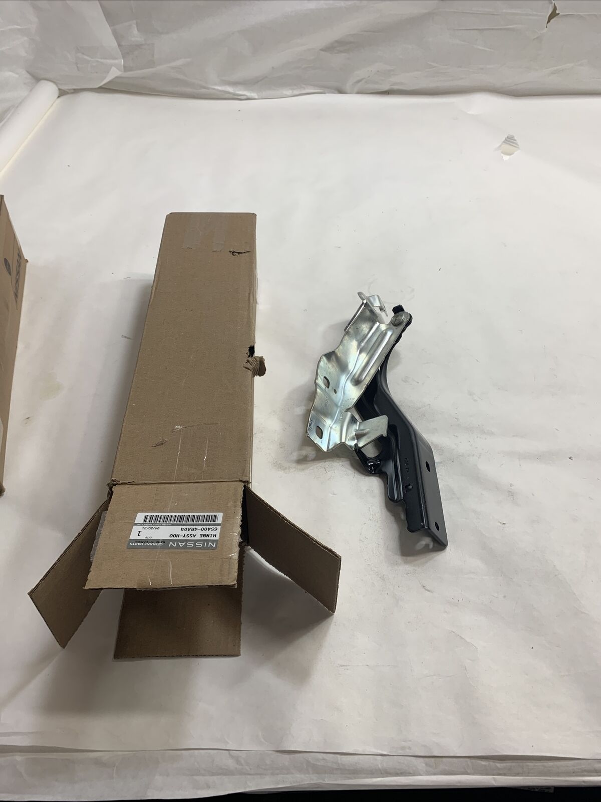 New OEM Nissan Maxima Hood Hinge Right Passenger Side 2016-2017 654004RA0A