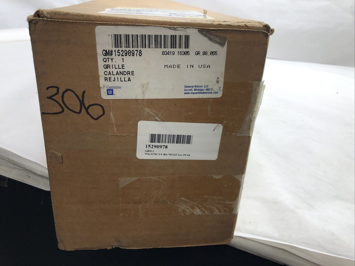 New OEM Genuine GM 08-13 Chevy Tahoe Front Lower Grille 15290978