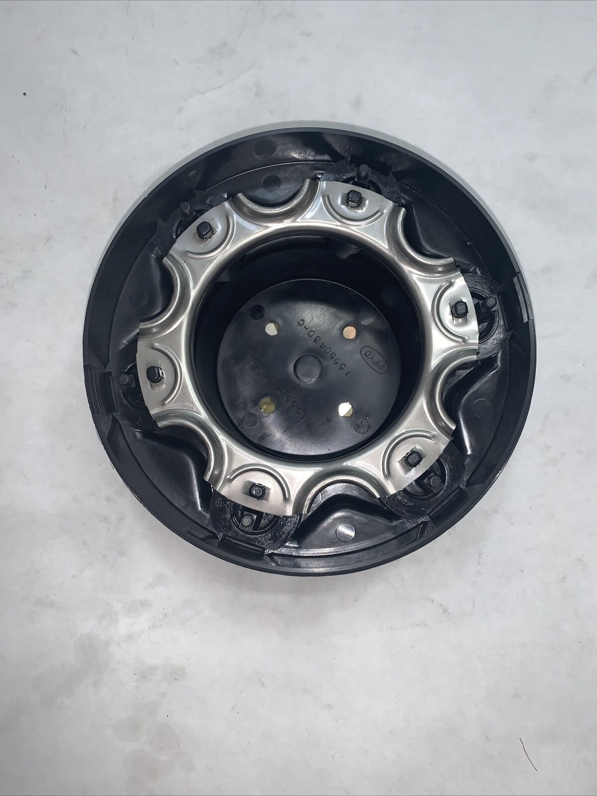 New OEM GM Chevy C1500 C2500 C3500 K1500 K2500 Hub Cap 1988-89 15550425