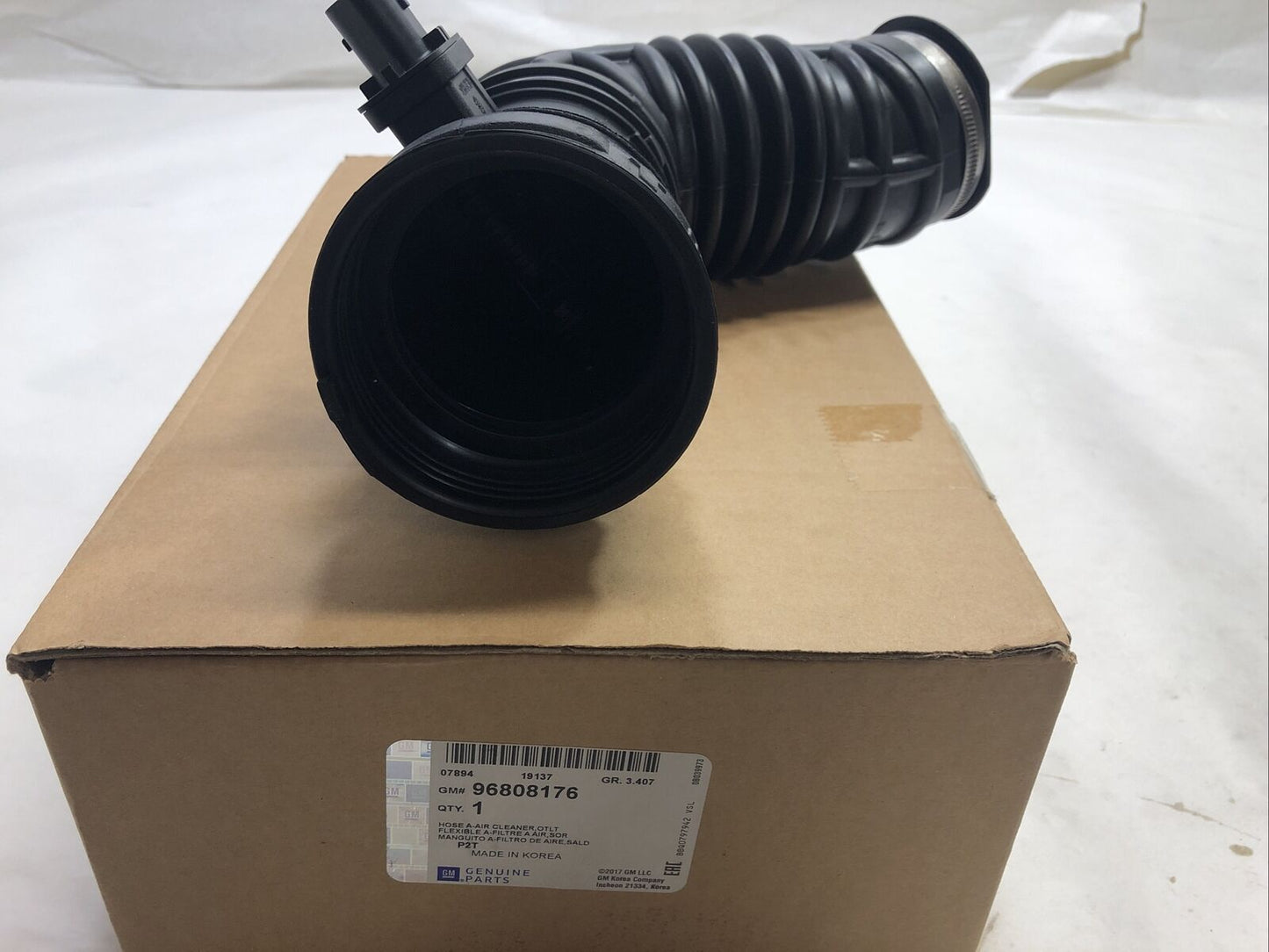 New OEM GM Engine Air Intake Hose Chevy Aveo 1.6L-L4 2009-11 GENUINE 96808176