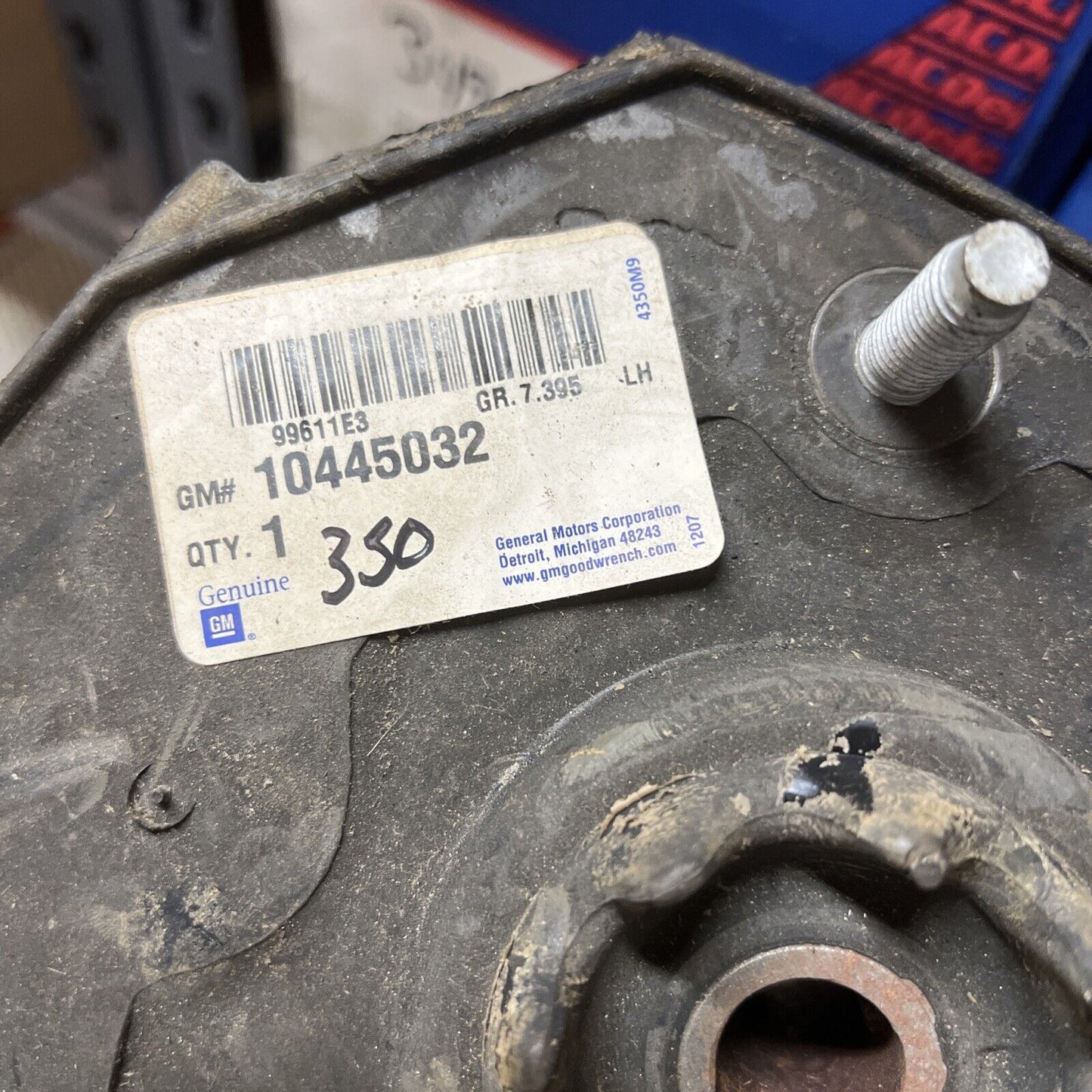 New OEM GM Rear Upper Strut Mount  10445032