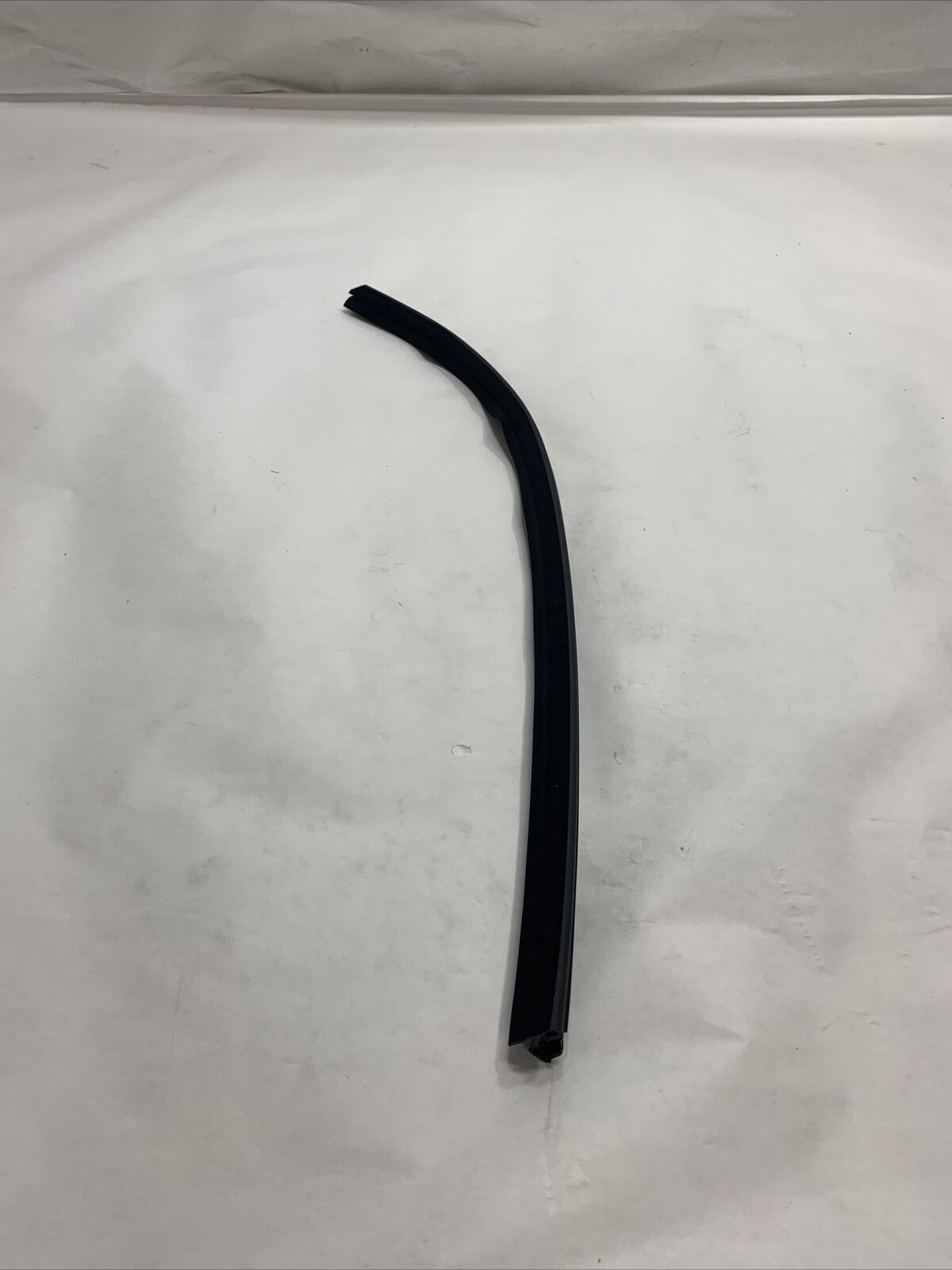 New OEM Hyundai Tucson Rear Left Door Weatherstrip 2015-20 83231-D3000