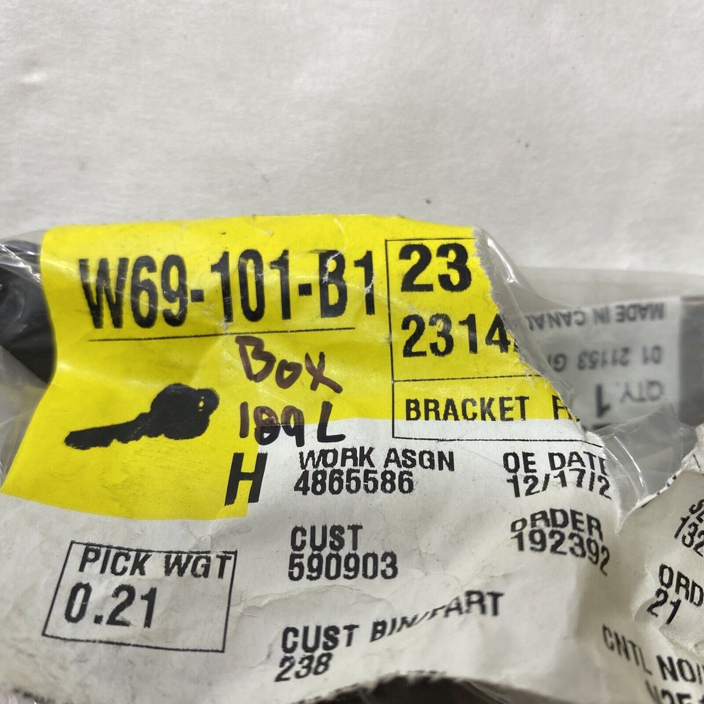 New OEM Genuine GM Impala 14-20 Front Driver Side Fender Front Bracket 23142193