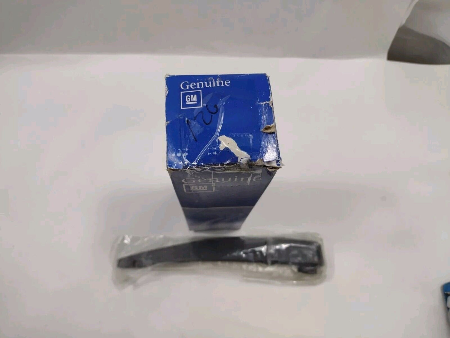 Genuine OEM GM Chevy Sonic 95016790 Rear Windshield Wiper Arm & Blade 95016790