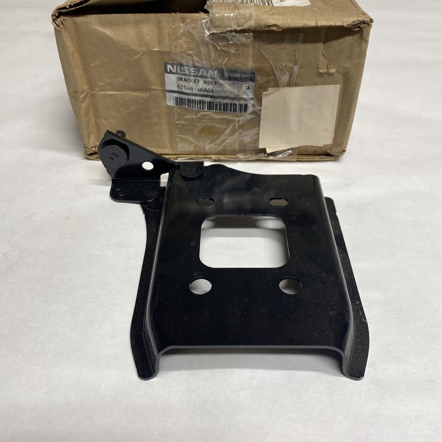 New OEM Nissan Bracket Left Driver Side 626654RA0A