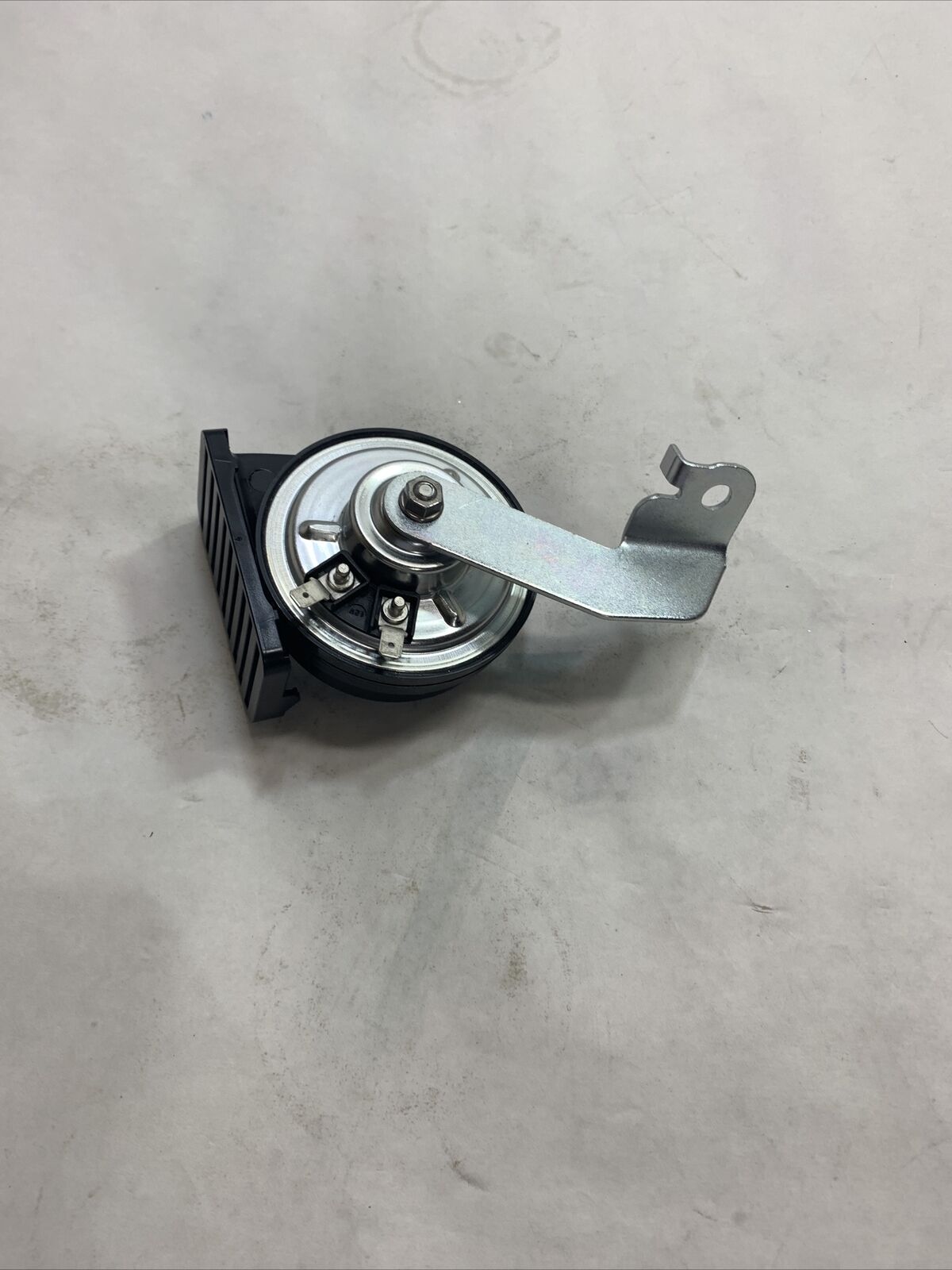 New OEM Nissan/INFINITI Horn (Lower). Horn Electric 25620-ET01B