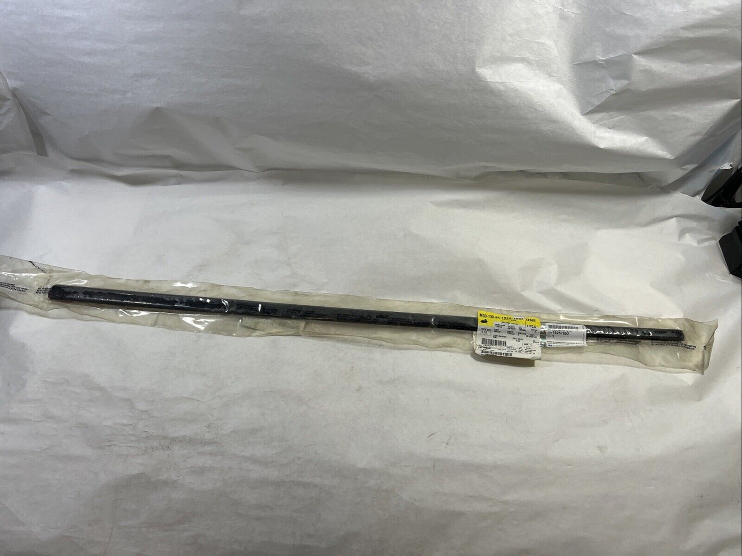 Genuine OEM GM Chevrolet Front Left Driver Side Door Side Molding 06-16 19257892