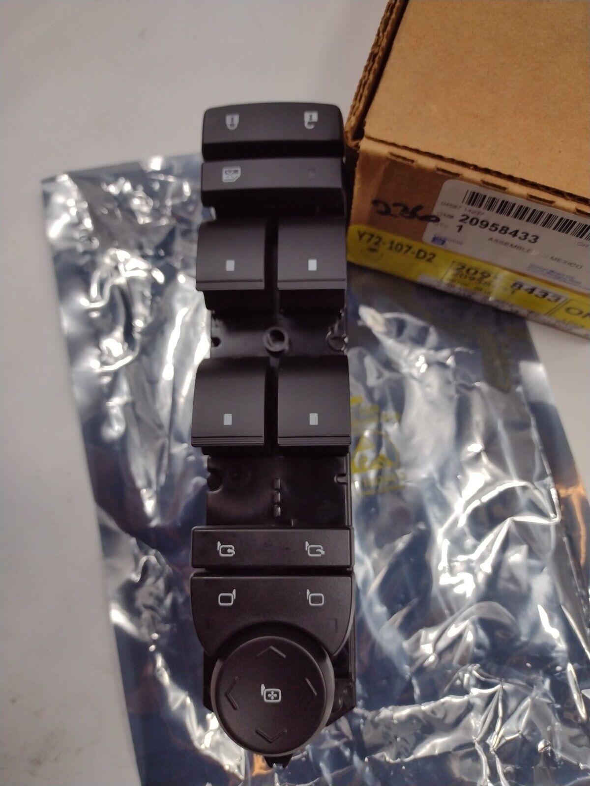 Genuine OEM GM Driver Side Door Lock and Window Switch 20958433