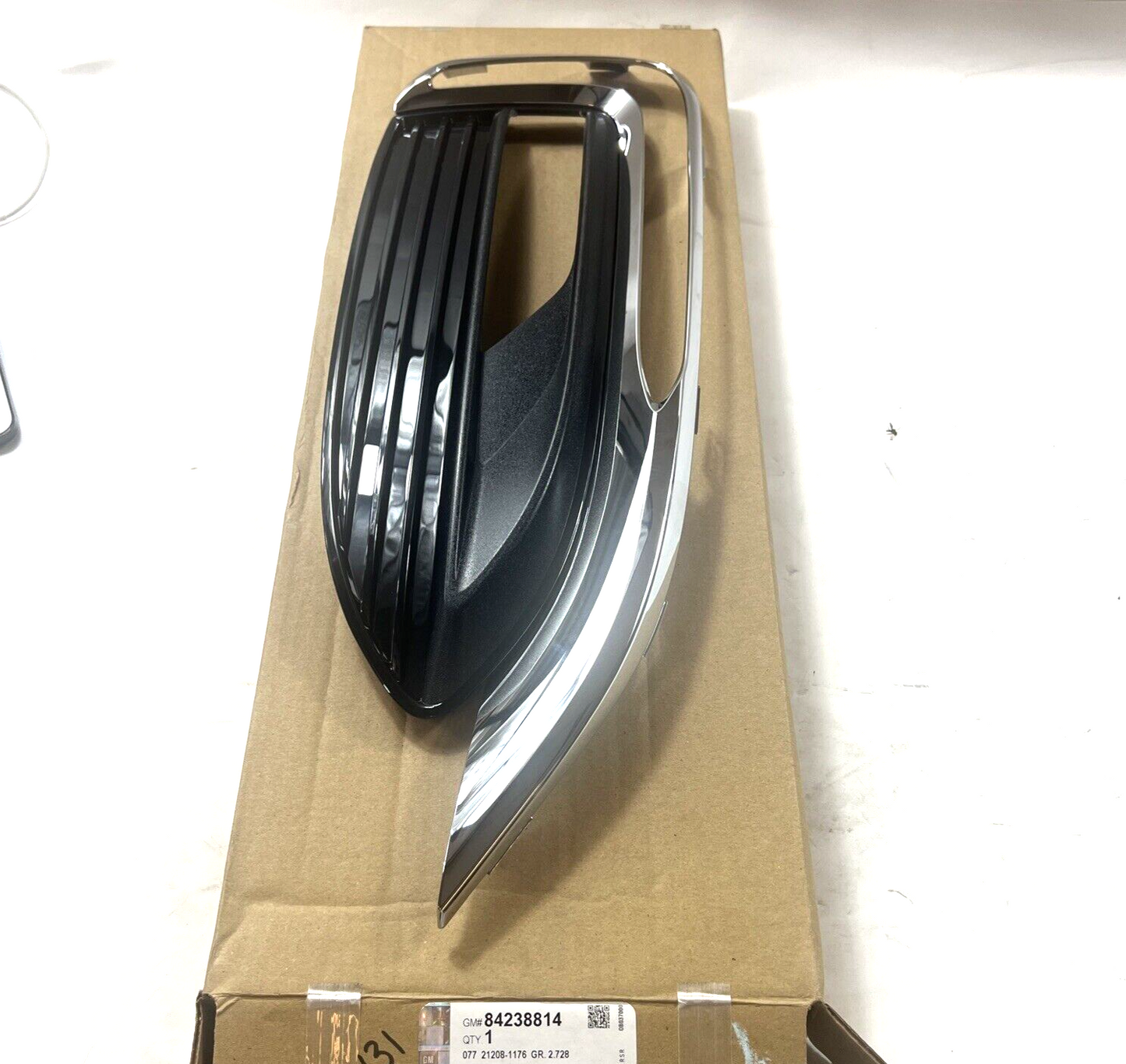 Genuine OEM GM Buick Enclave Front Left Driver Side Fog Lamp Bezel Trim 84238814