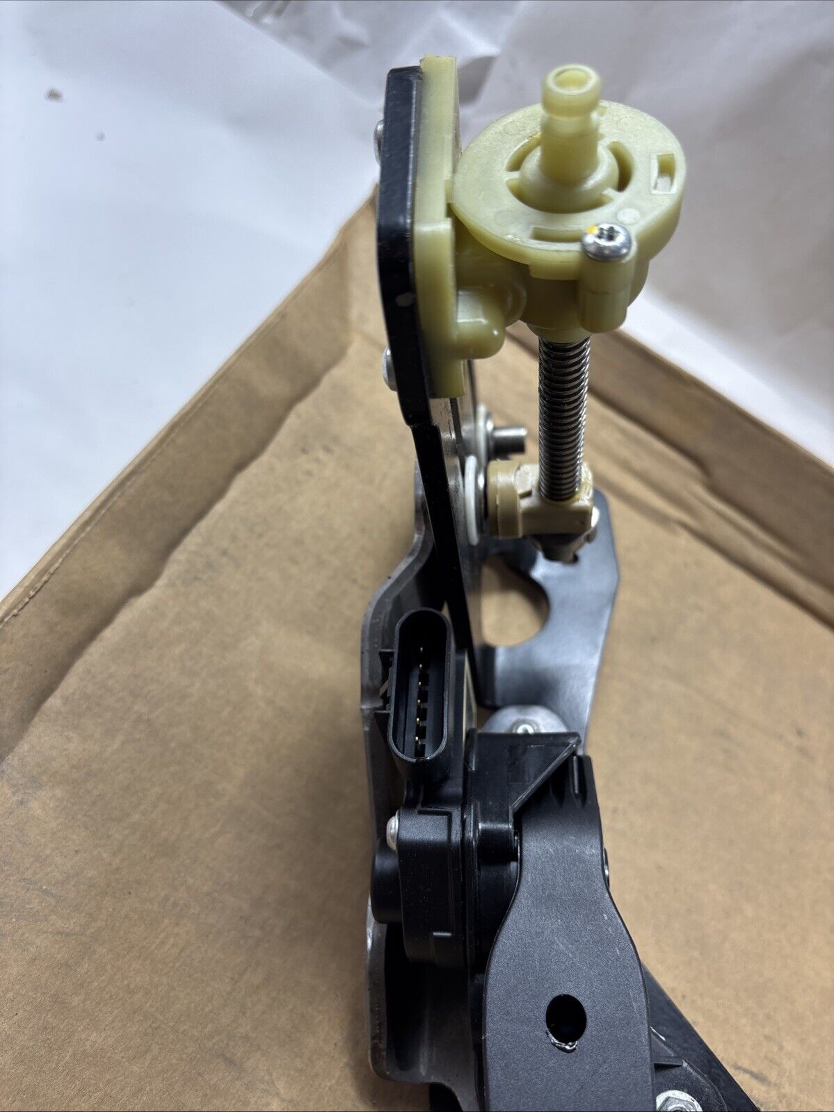 Genuine OEM GM Chevy Malibu Accelerator Gas Pedal With Motor 2007-2010 25778569