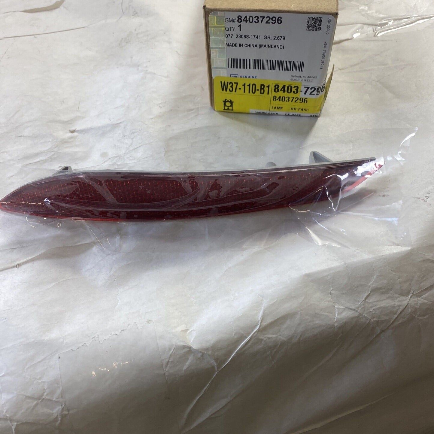 Genuine OEM GM Cruze Rear Left Driver Side Bumper Reflector 2016-2019 84037296