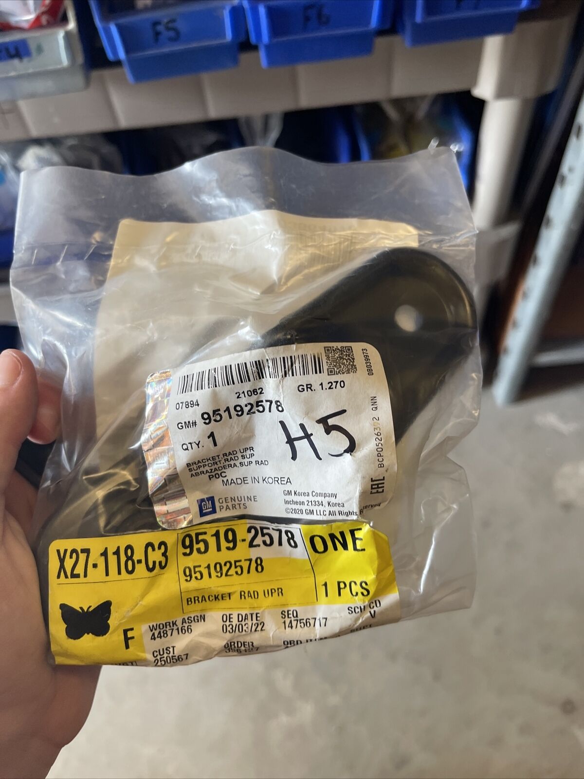 New OEM Genuine GM Vue 2008-2015 Radiator Upper Bracket 95192578