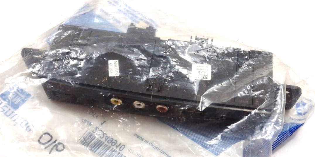 Genuine OEM GM Yukon Audio Player and USB Receptacle 2014-2020 23249910