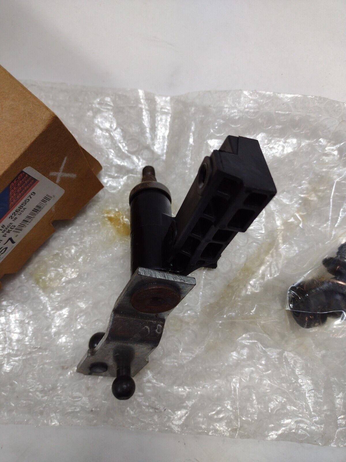 Genuine OEM GM Windshield Wiper Transmission Assy 22685579