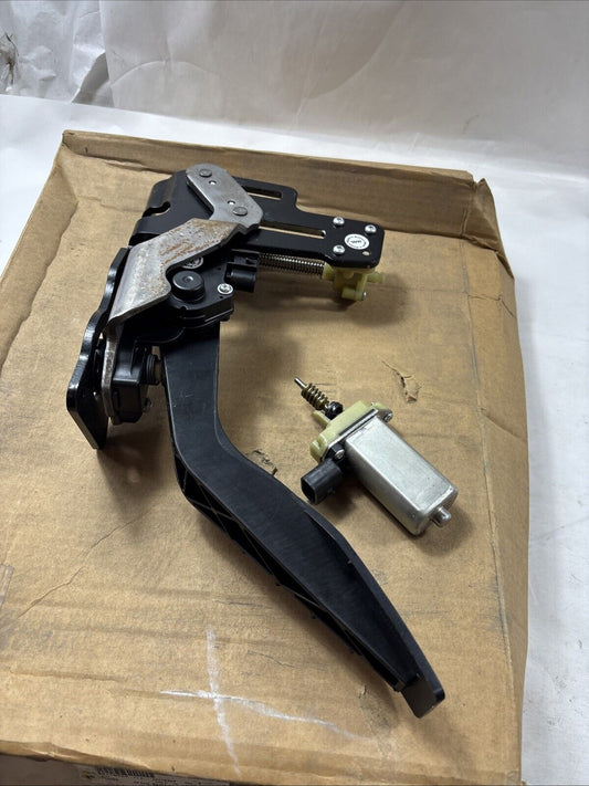 Genuine OEM GM Chevy Malibu Accelerator Gas Pedal With Motor 2007-2010 25778569