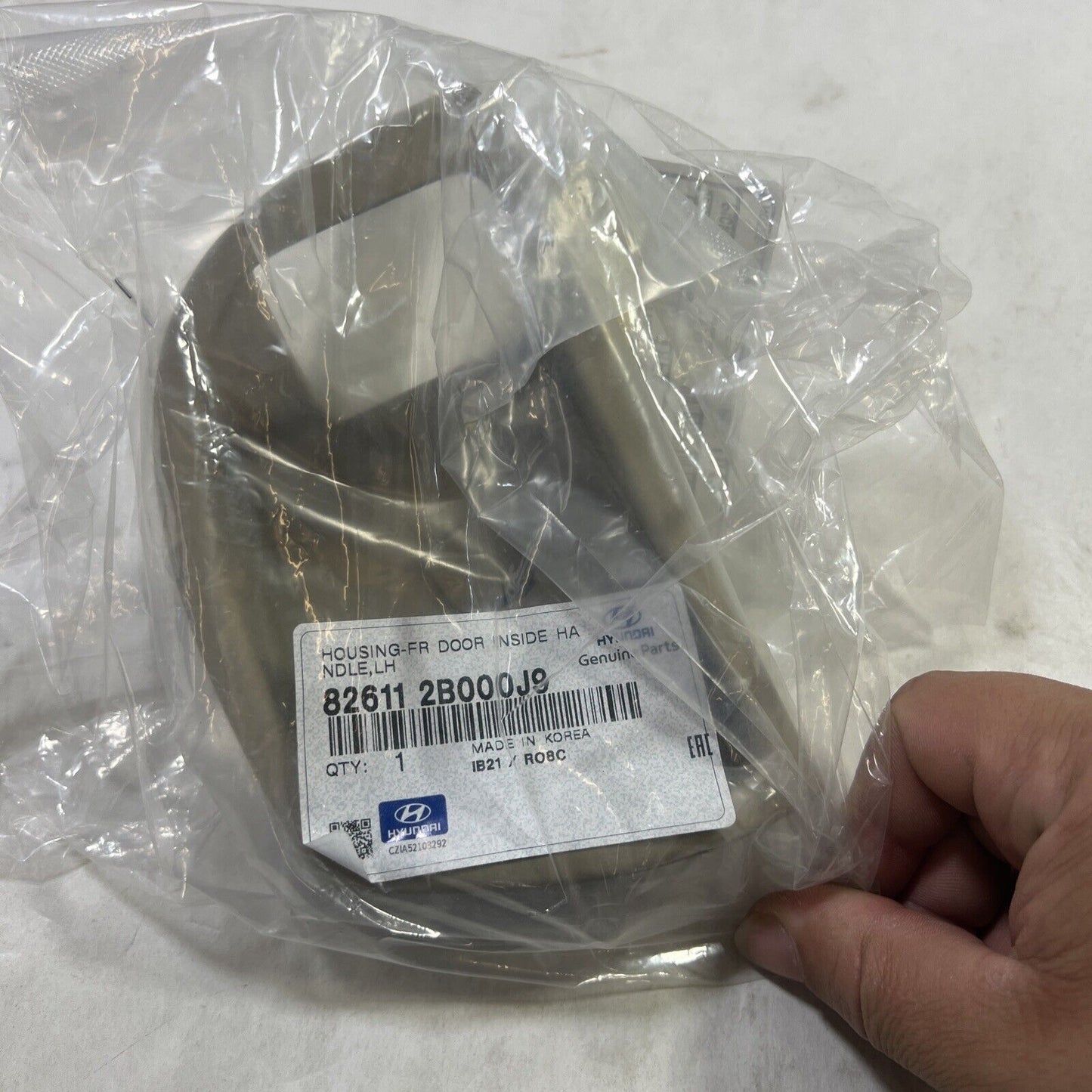 Genuine OEM Hyundai Santa Fe Front Door Cap Cover Kia 2006-2012 826112B000J9