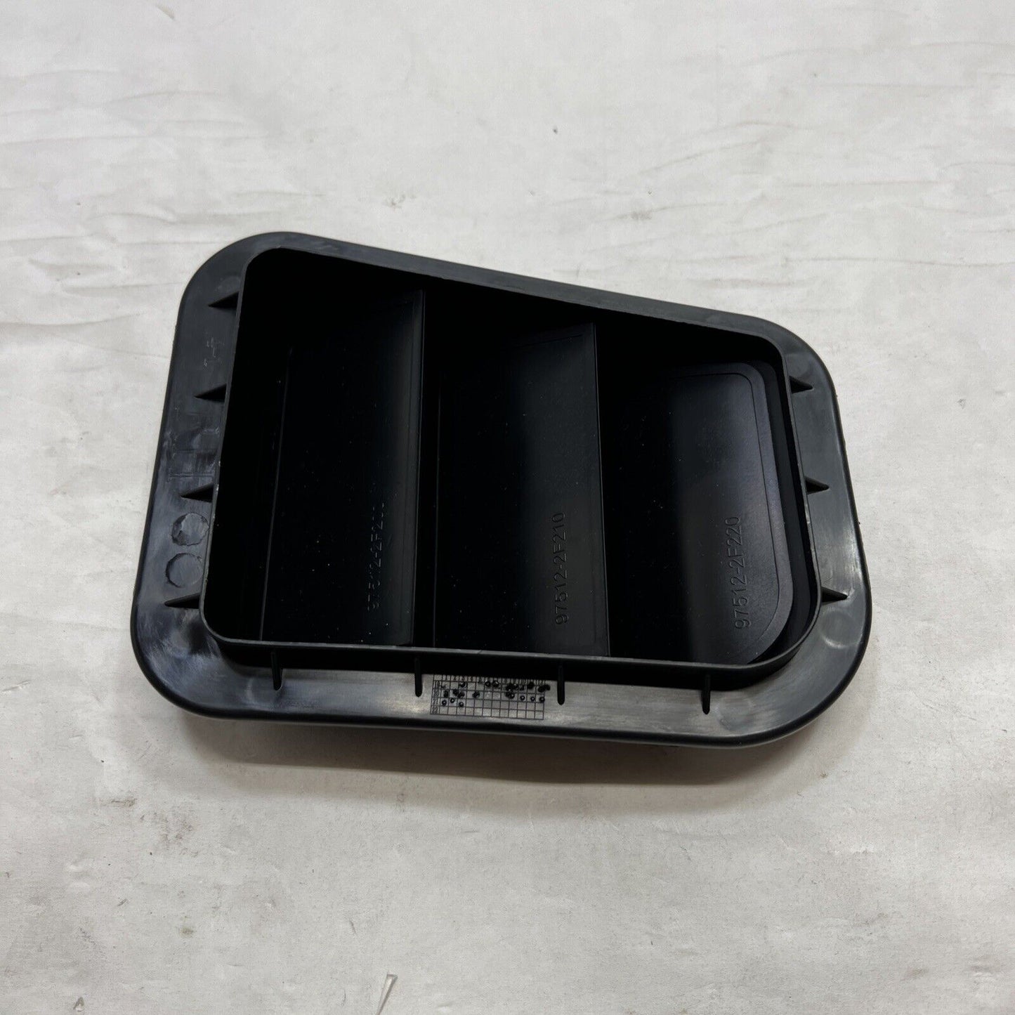 New OEM Genuine Hyundai Soul 2005-2019 Pressure Vent 975102F200