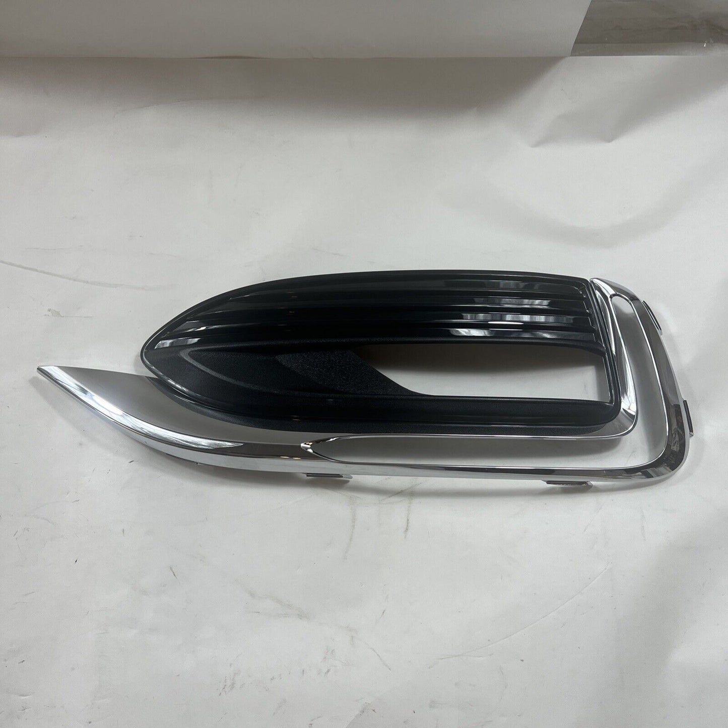 Genuine OEM GM Buick Enclave Front Left Driver Side Fog Lamp Bezel Trim 84238814