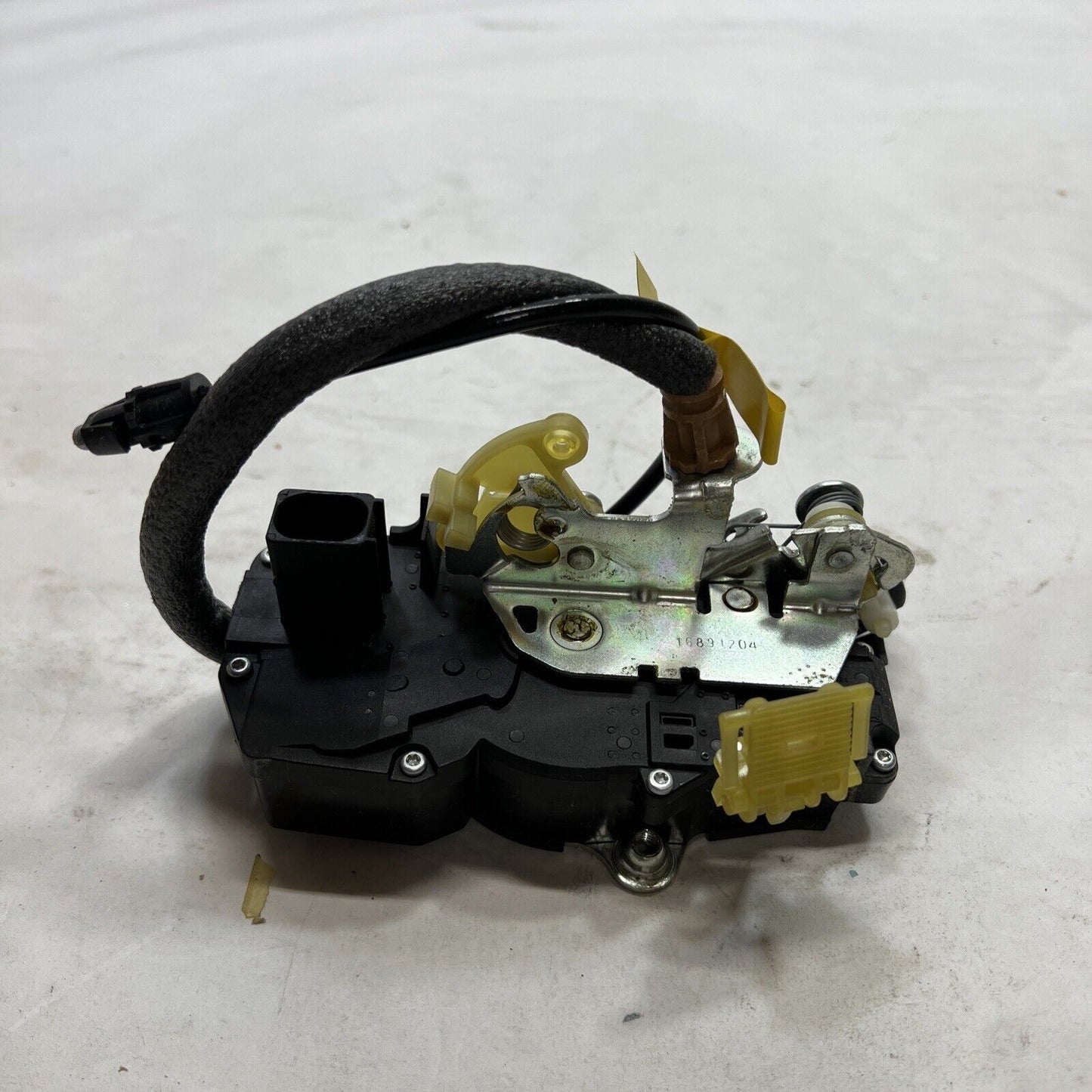 New OEM Genuine GM Right Passenger Side Rear Door Latch Lock Assembly 20790500