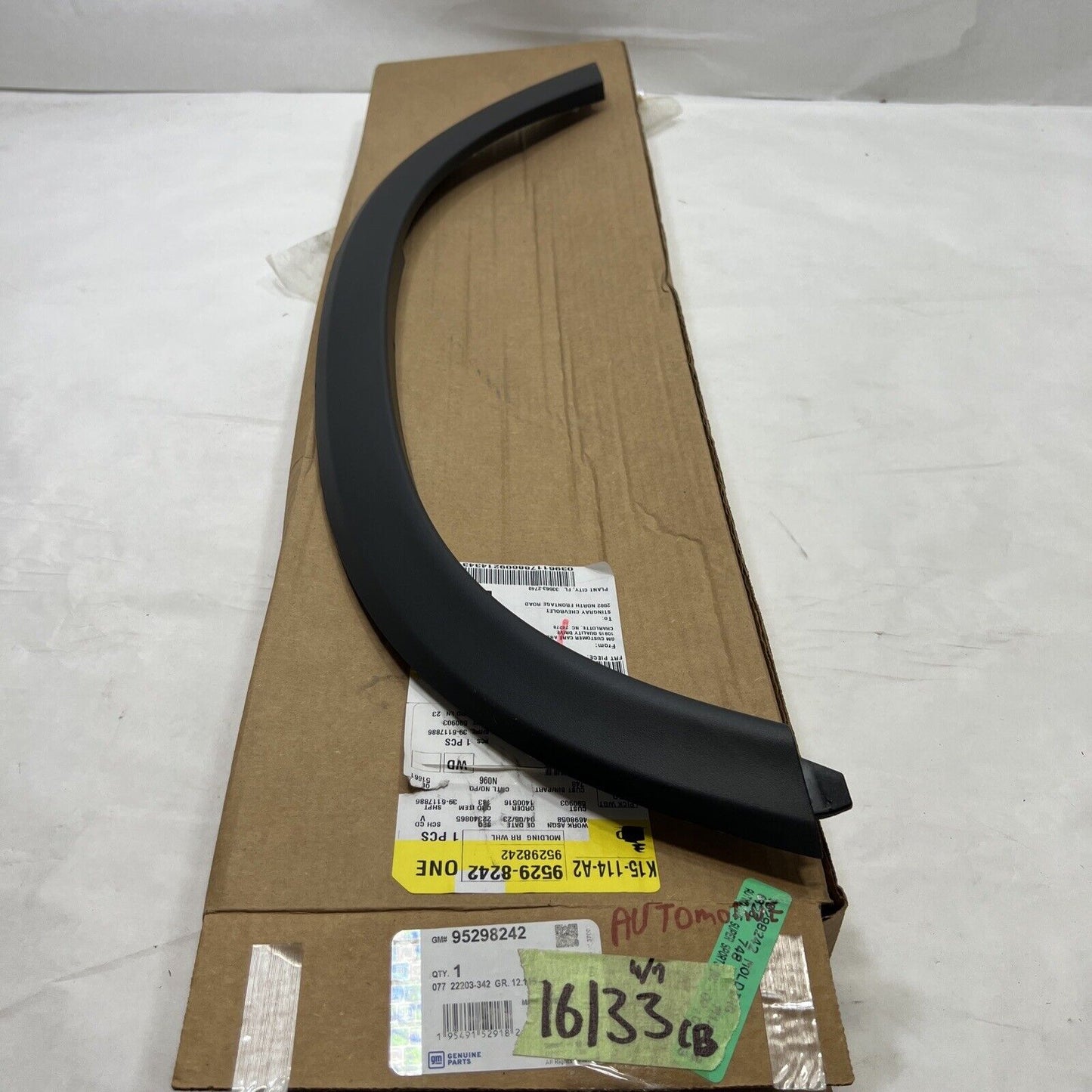 New OEM Genuine GM Trax Right Passenger Side Wheel Opening Molding 95298242