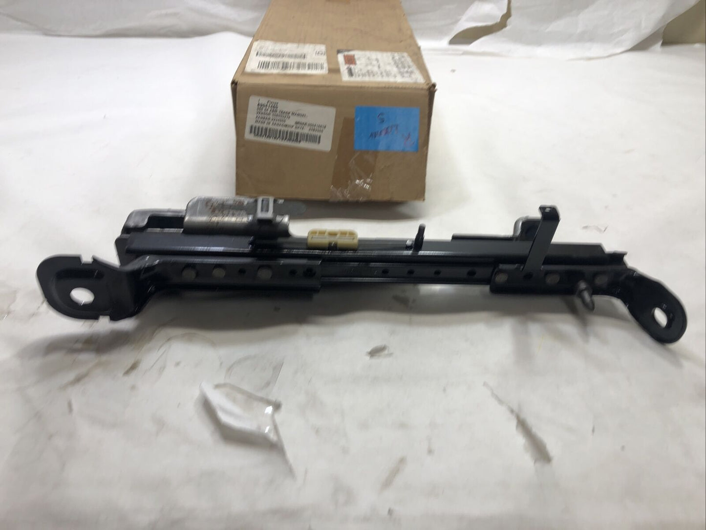 New OEM GM 04-12 Chevrolet Colorado Driver Seat Outer Adjuster 10388137