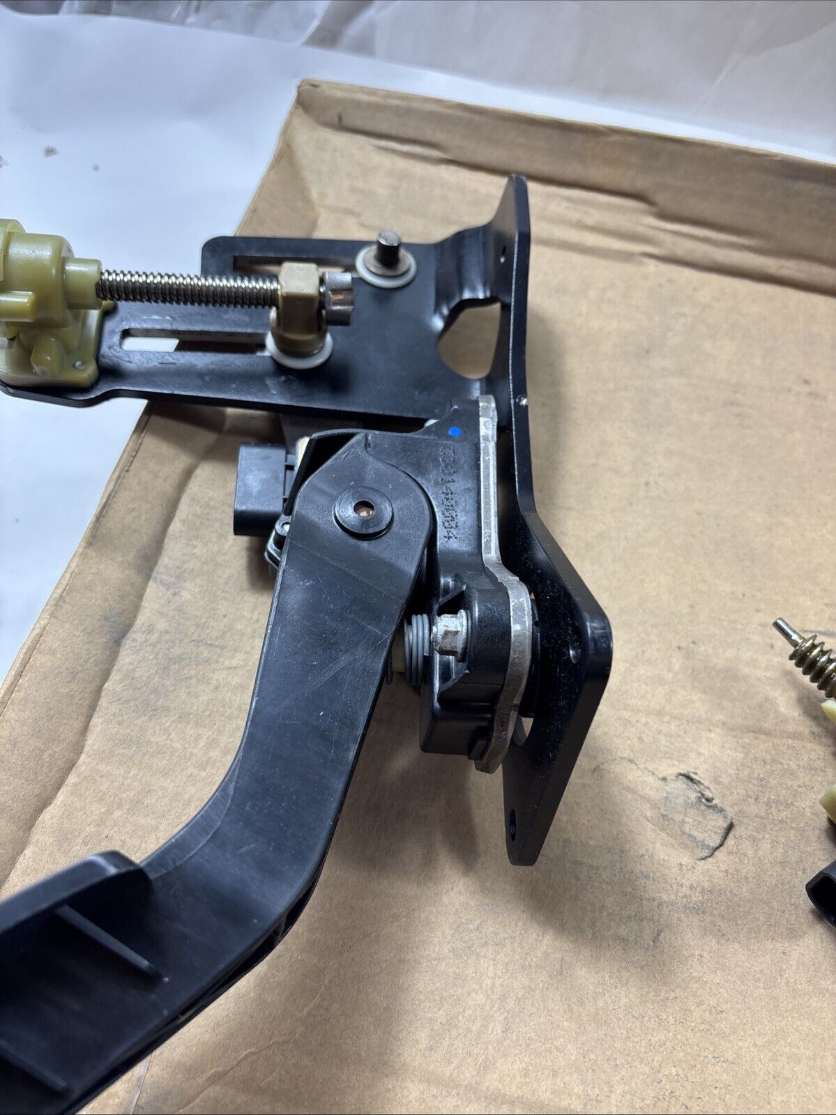 Genuine OEM GM Chevy Malibu Accelerator Gas Pedal With Motor 2007-2010 25778569