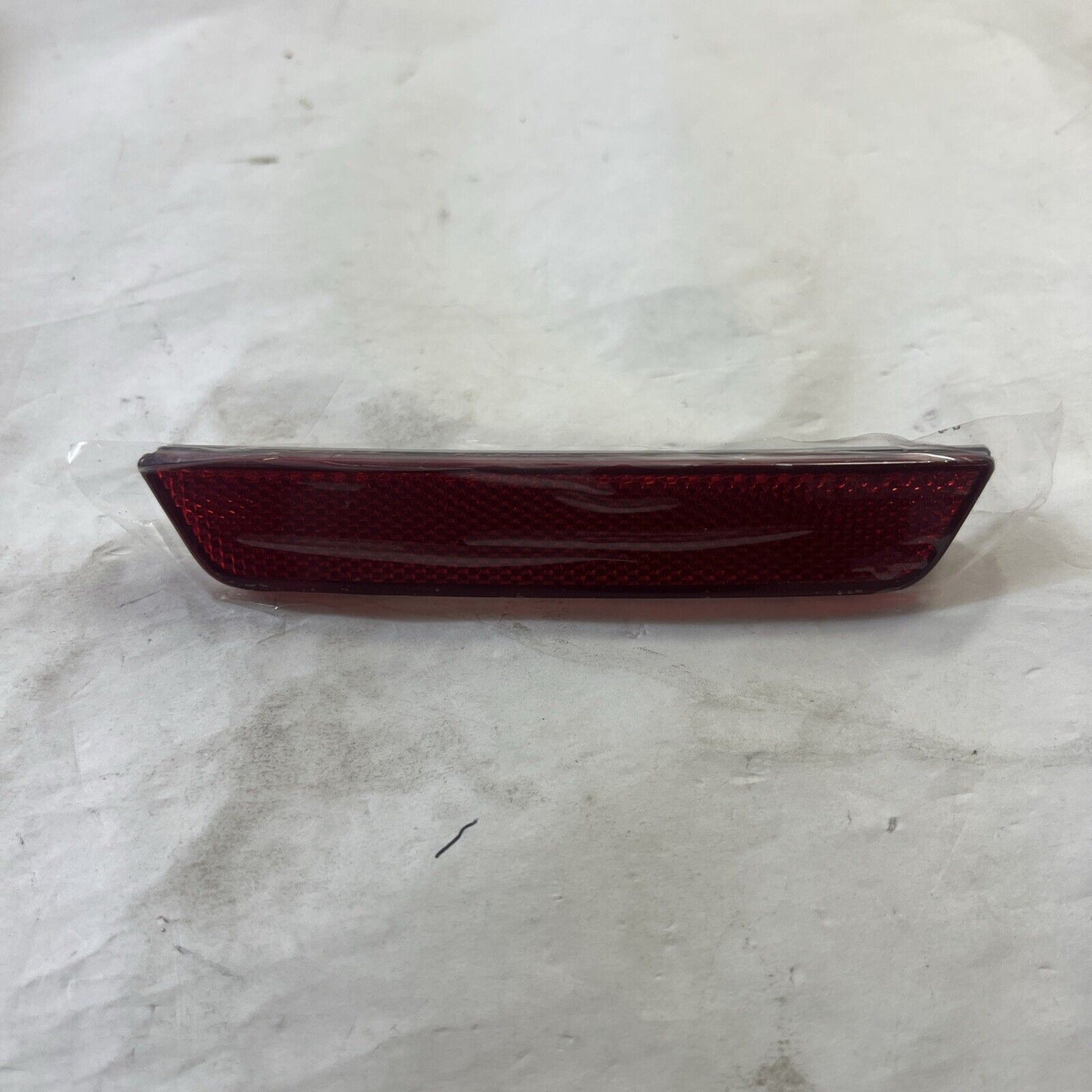 Genuine OEM GM Rear Right Passenger Side Bumper Reflector Lower Lamp 84500523