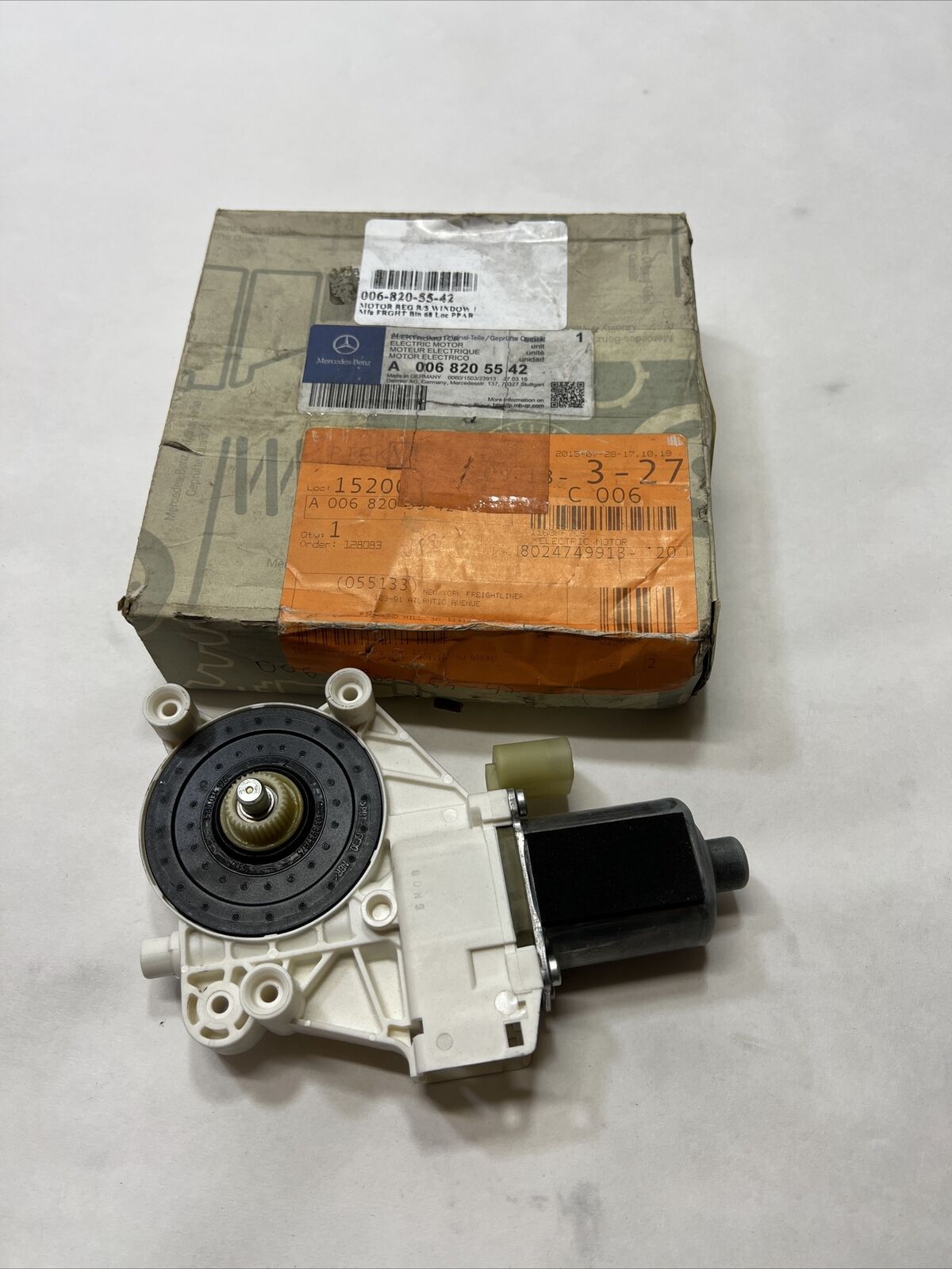 New OEM Genuine Mercedes Sprinter Van 07-09 Right Motor Power Window A0068205542