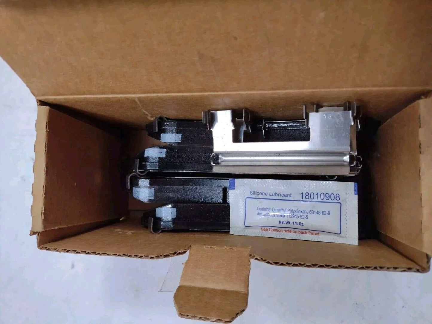 Genuine OEM GM Chevrolet Suburban 2500 Rear Disc Brake Pad Set 2007-13 19210707