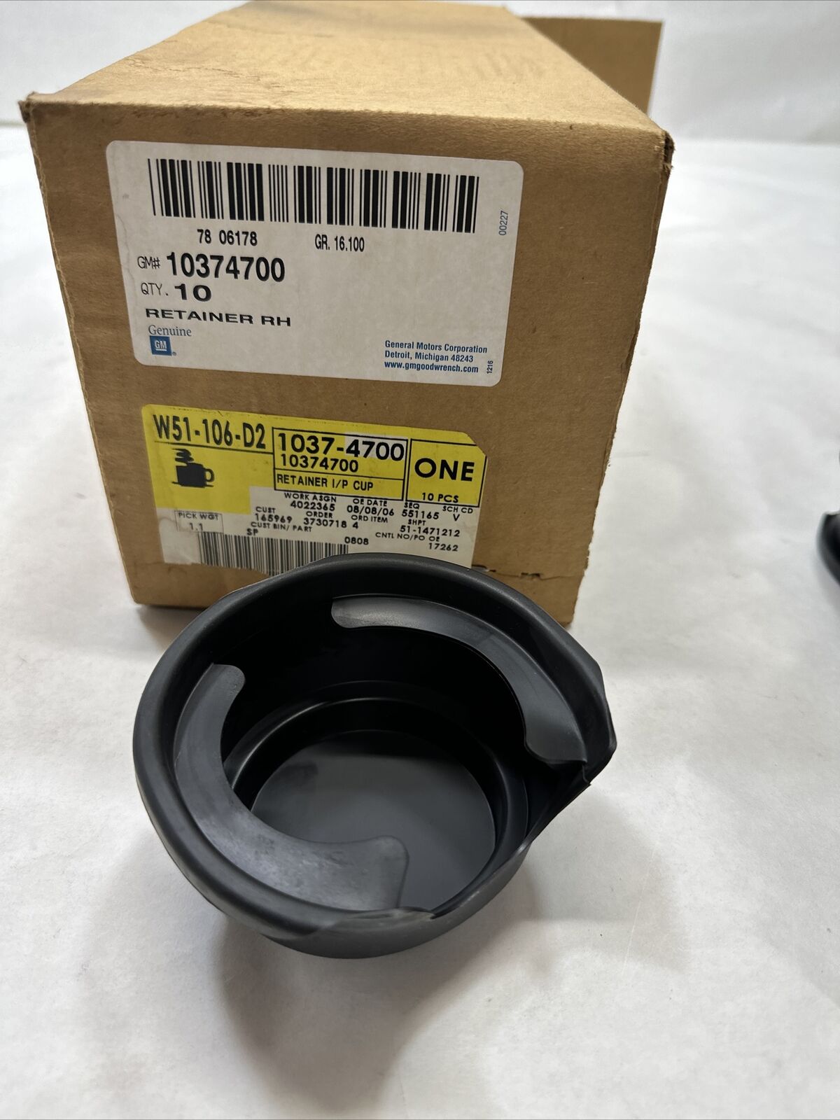 New OEM Genuine GM Passenger Side Instrument Panel Cup Holder Retainer 10374700