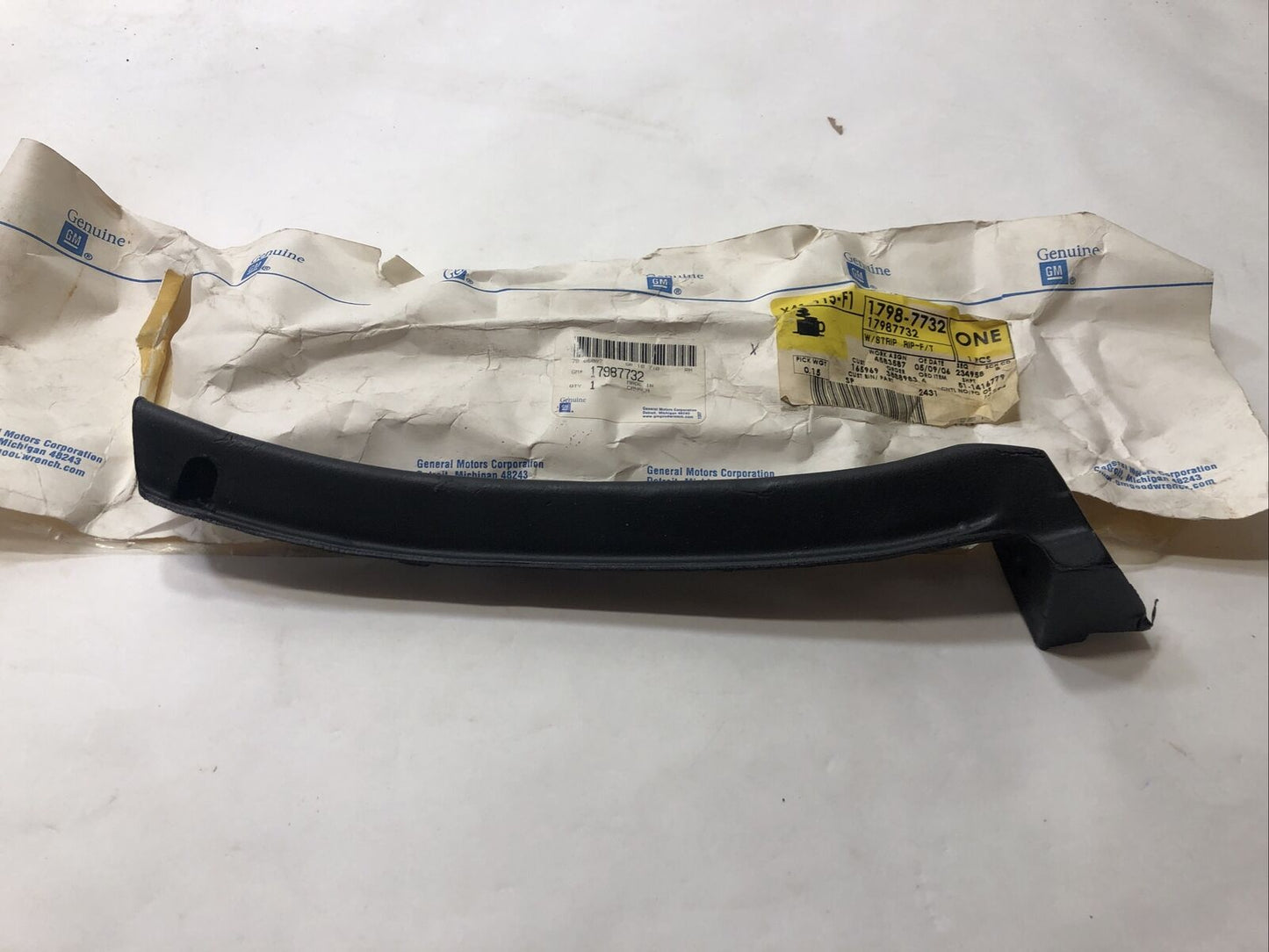 New OEM Genuine GM Chevrolet Weatherstrip 86-95  17987732