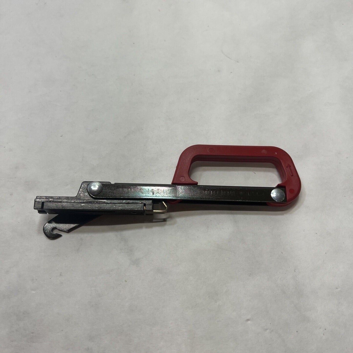 INTERNATIONAL HANDLE 2588748C1