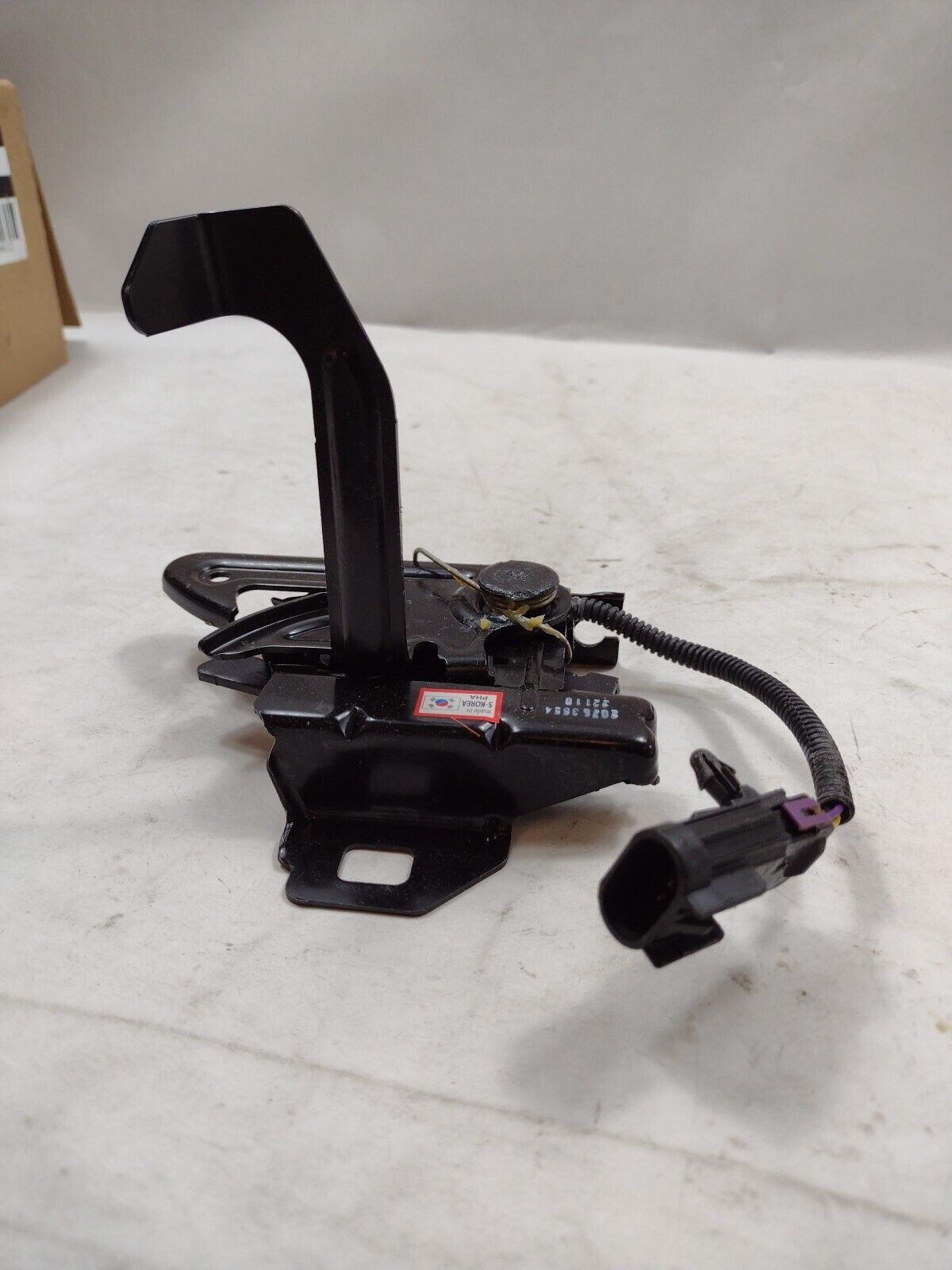 Genuine OEM GM Pontiac G6 Hood Latch Assembly 2005-2010 20763654