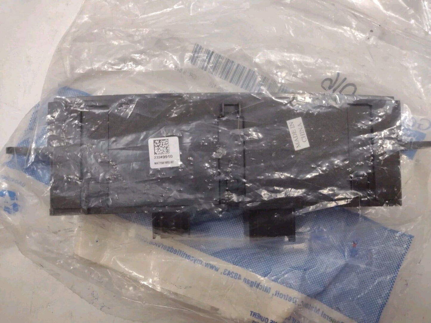 Genuine OEM GM Yukon Audio Player and USB Receptacle 2014-2020 23249910