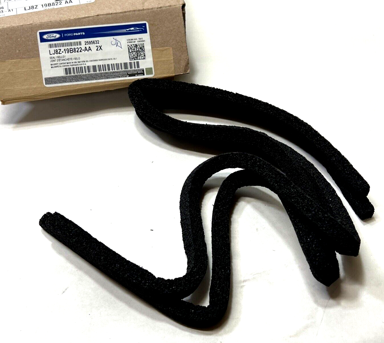 New OEM Genuine Ford Seal LJ8Z-19B822-AA