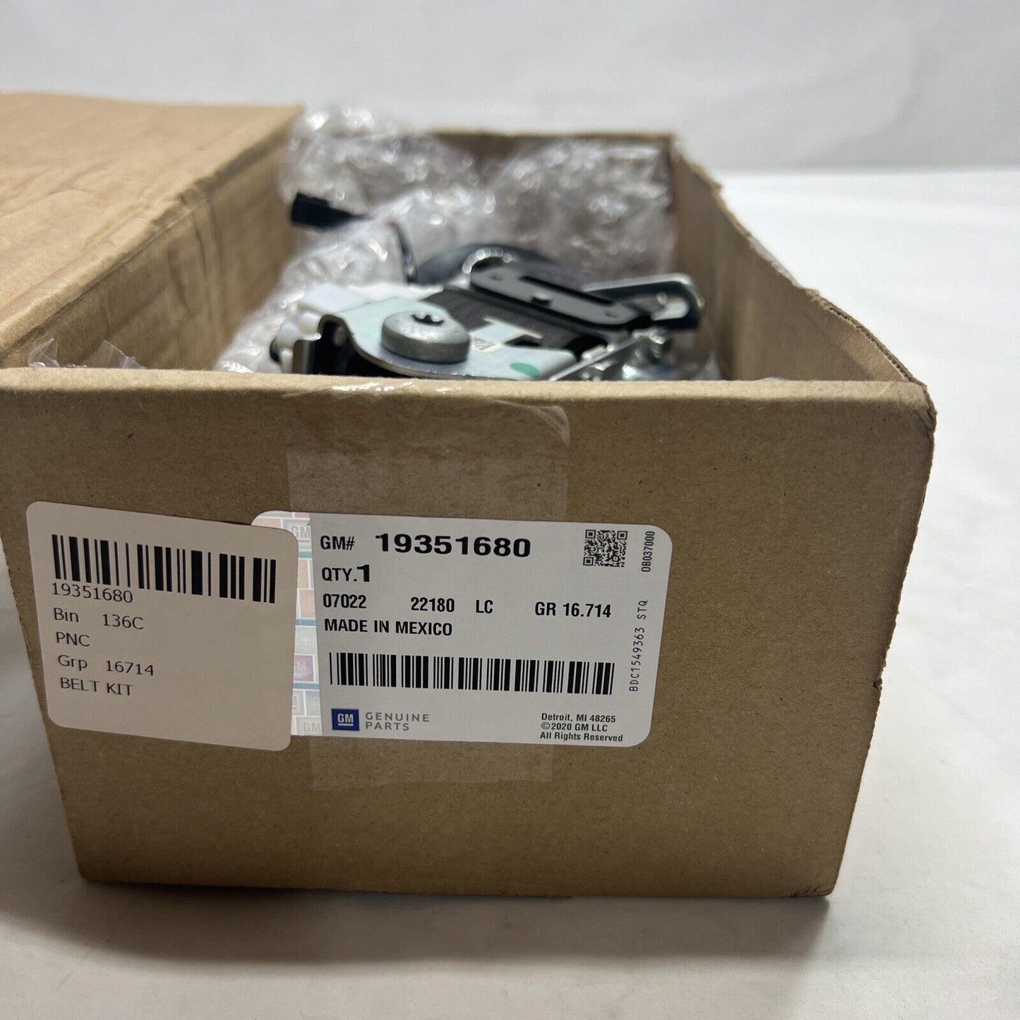 Genuine OEM GM Escalade Seat Belt Front RIGHT Outer 2014-16 19351680