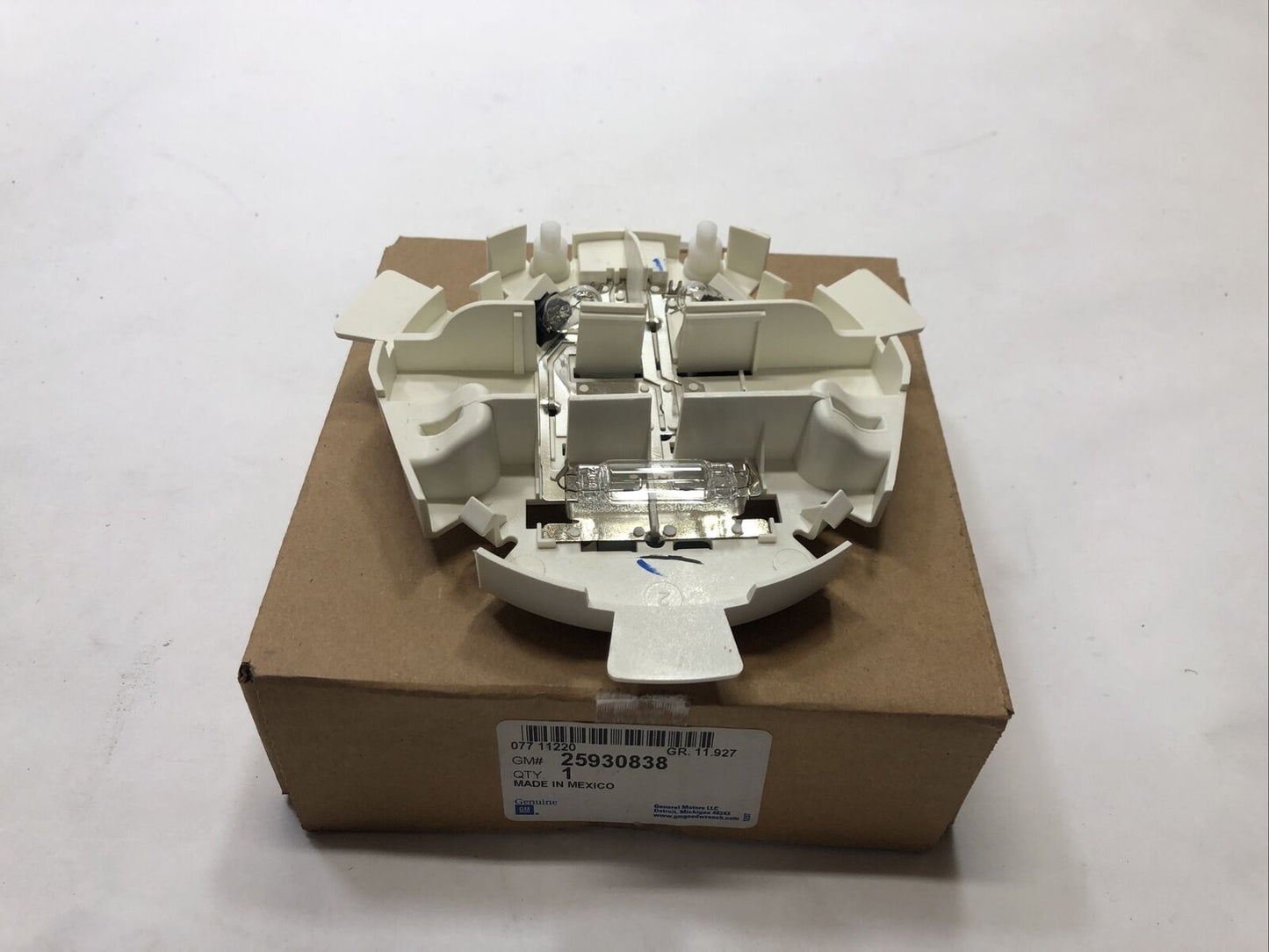 New Genuine GM OEM Dome Lamp Housing Lens  25930838