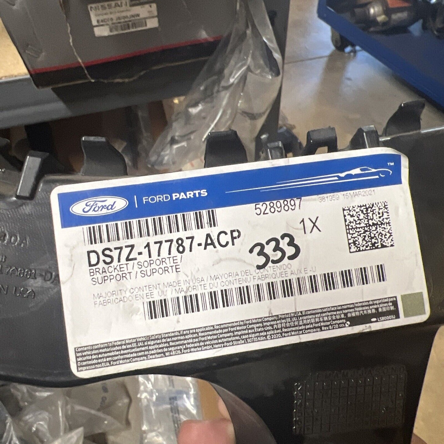 New OEM Genuine Ford Bumper Mounting Bracket DS7Z17787ACP