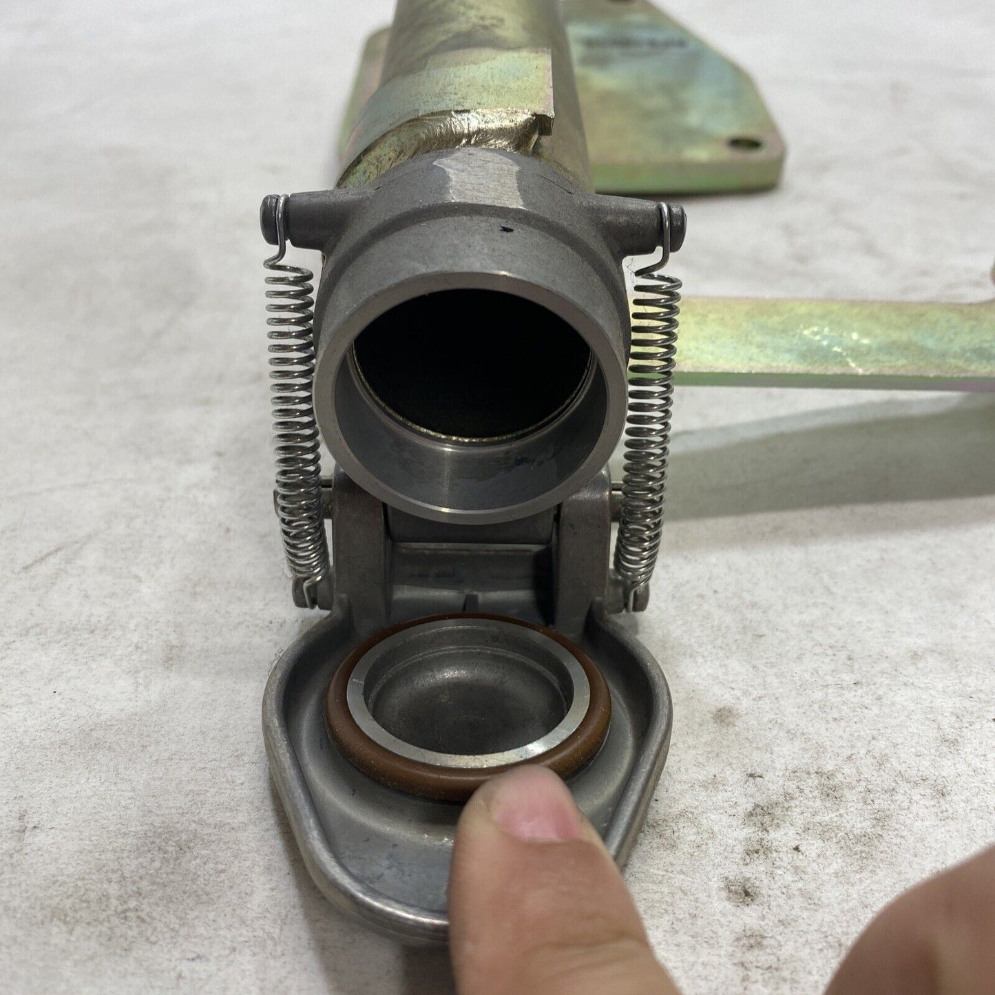 New OEM JOHN DEERE Engine Oil FILL NECK RE510015 8.1L